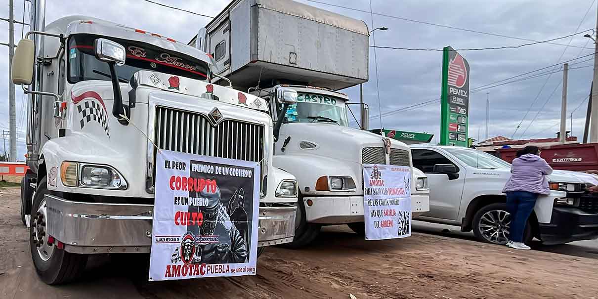 Transportistas bloquean carreteras