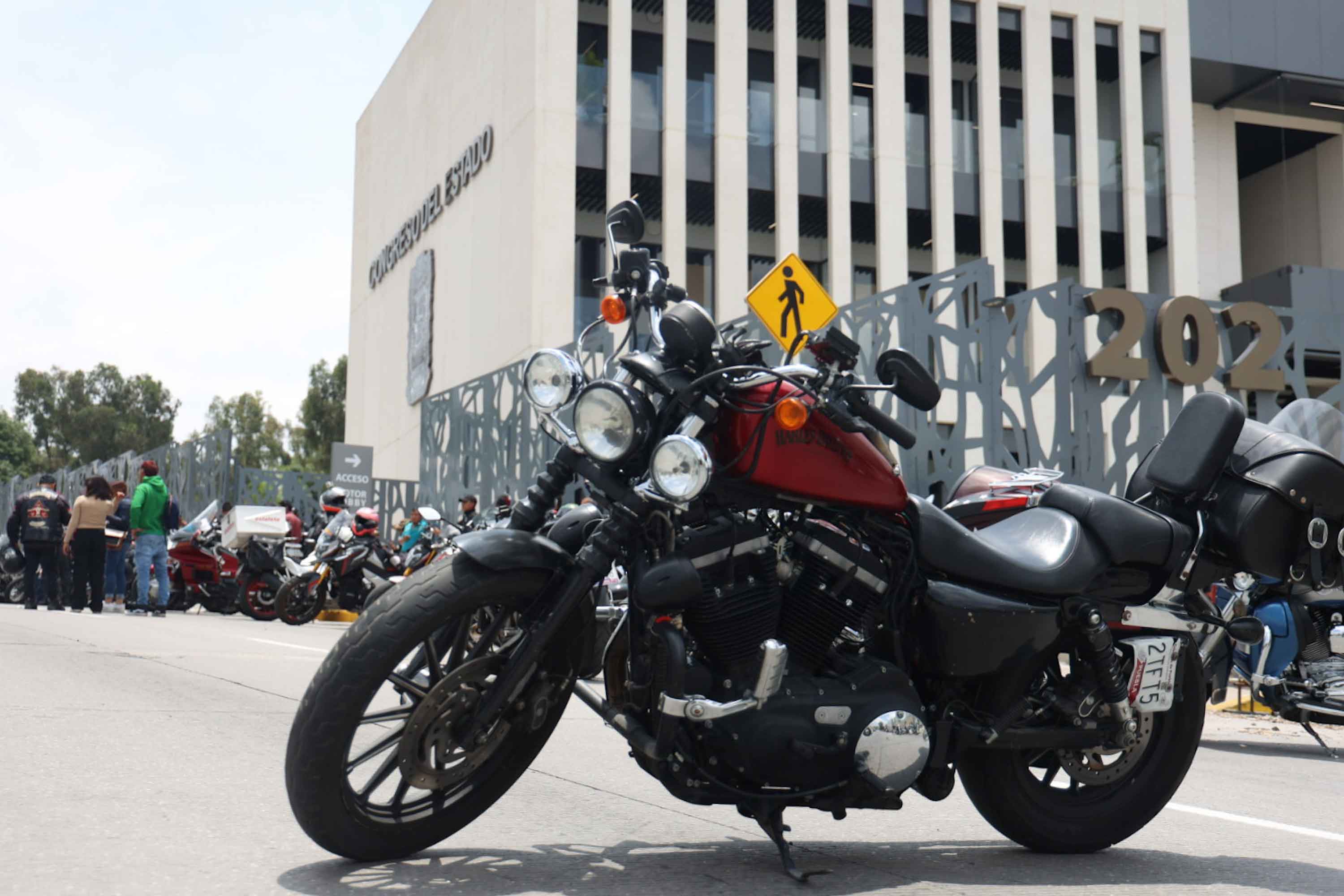 Motociclistas mantienen rechazo a la ley de regulación, mantienen protesta en el Congreso