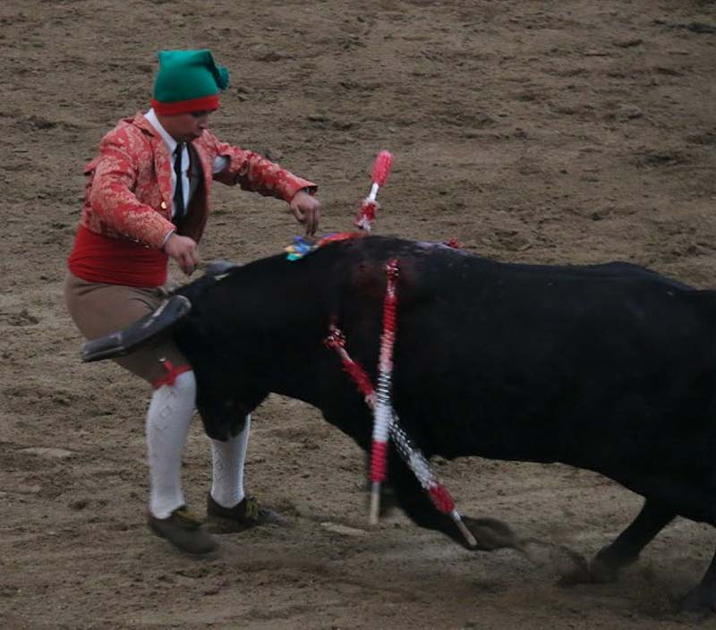Este es el momento en que un toro mata a joven torero