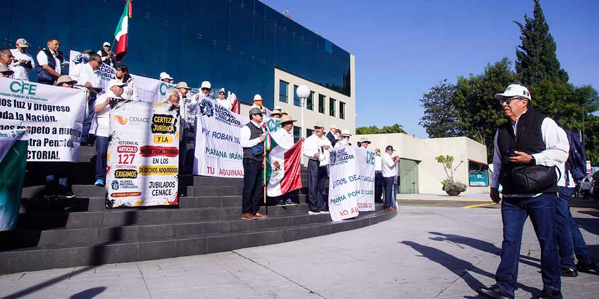 Protestan jubilados de la CFE