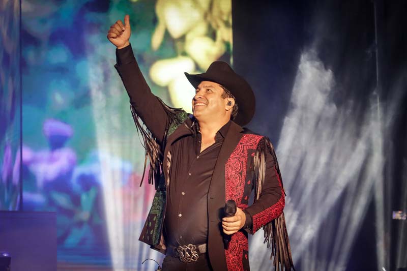 Más de 35 mil poblanos vibran con concierto gratuito de Julión Álvarez tras el Grito de Independencia