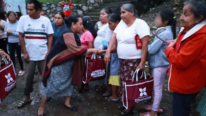 La edil de Zihuateutla podría ser expulsada de Morena por entregar apoyos en bolsas de la 4T