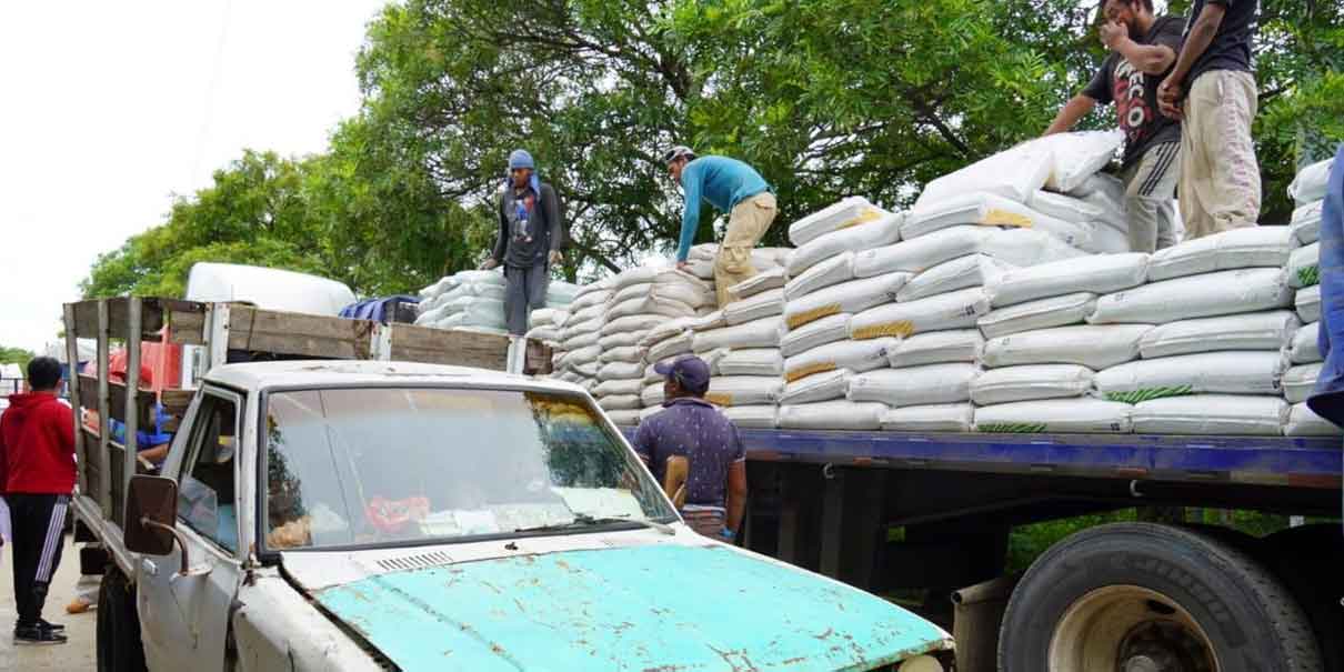 La Mixteca poblana recibió insumos para el campo