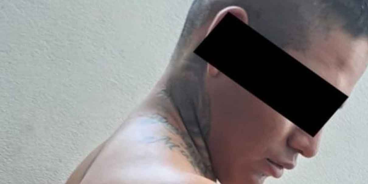 Yahir intentó robar una moto y pobladores lo atan a un árbol en Chietla