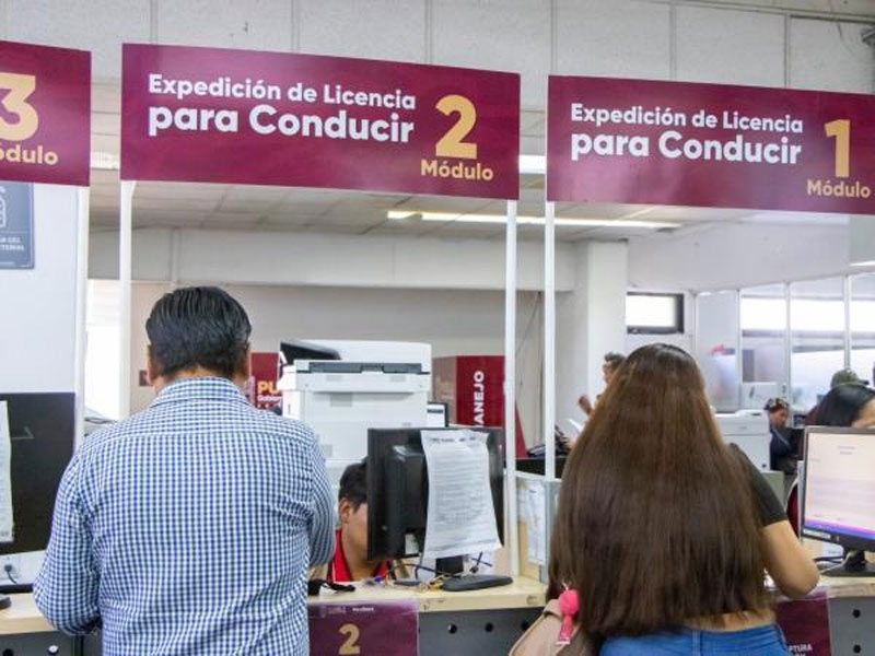 Para tramitar la licencia de motociclista en Puebla, los solicitantes deben tener 18 años o más y presentar una identificación oficial vigente con fotografía y CURP visible.