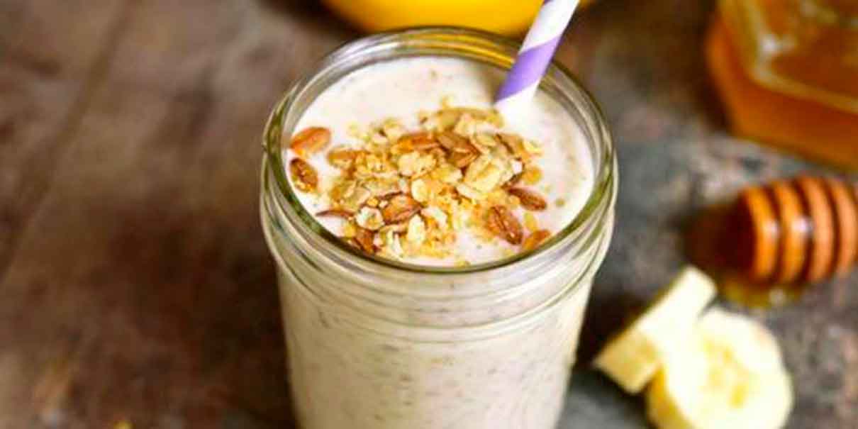 Conoce los beneficios del licuado de plátano con avena y chía, una bebida rica en potasio, omega 3 y fibra que mejora la energía, digestión y salud cardiovascular