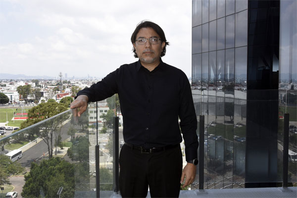 El doctor Martín Rodrigo Echeverría Victoria, especialista de la BUAP en ciencia política y comunicación social,