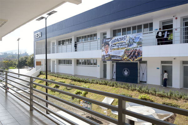 El inglés y el manejo de herramientas informáticas son componentes relevantes de la preparación de bachillerato