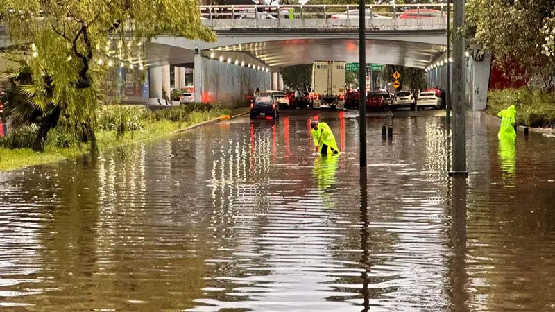 TROMBA colapsa el sur de la CDMX; inundaciones alcanzan hospital del IMSS en Tlalpan