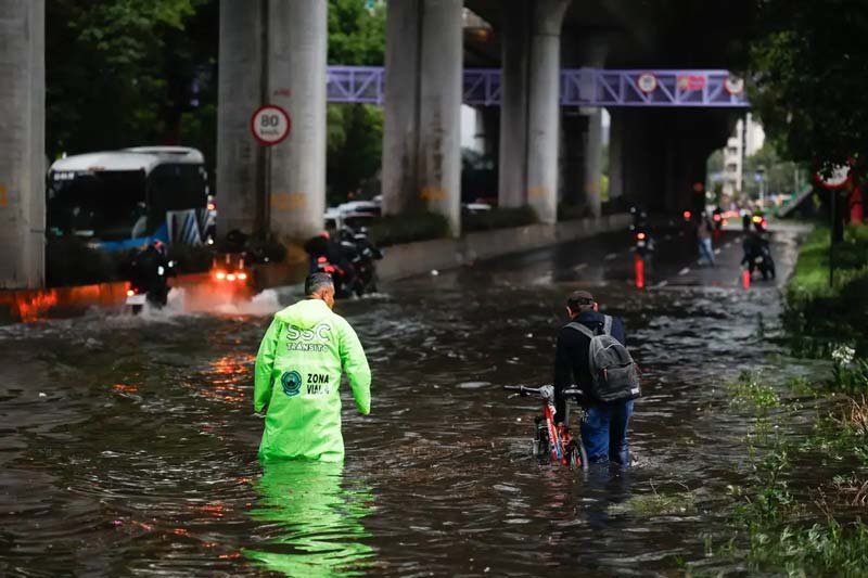TROMBA colapsa el sur de la CDMX; inundaciones alcanzan hospital del IMSS en Tlalpan
