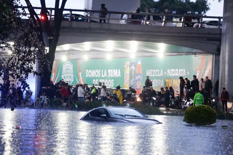 TROMBA colapsa el sur de la CDMX; inundaciones alcanzan hospital del IMSS en Tlalpan