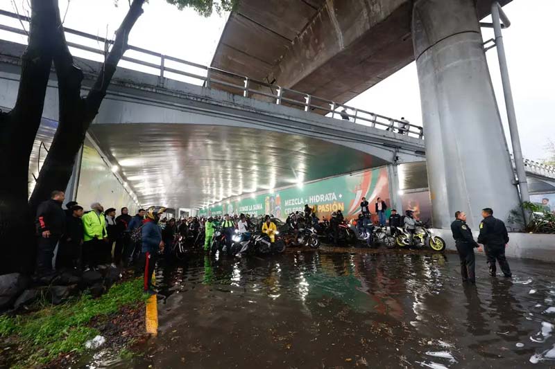 TROMBA colapsa el sur de la CDMX; inundaciones alcanzan hospital del IMSS en Tlalpan