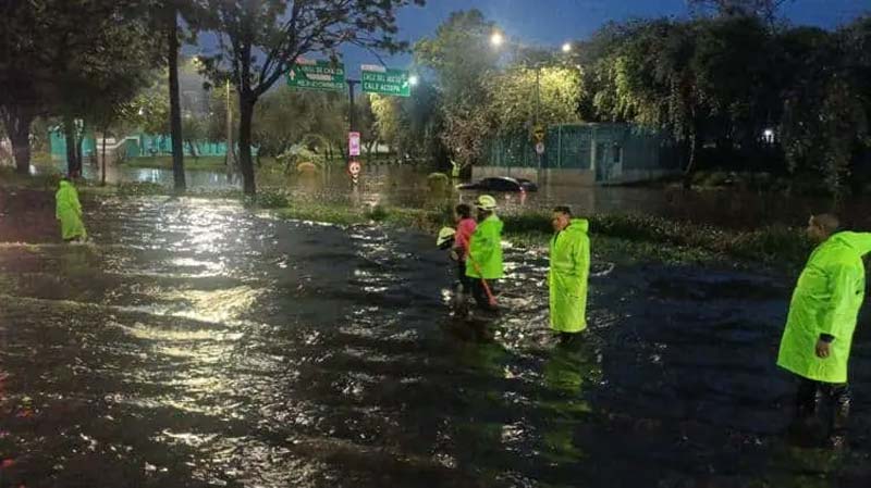 TROMBA colapsa el sur de la CDMX; inundaciones alcanzan hospital del IMSS en Tlalpan