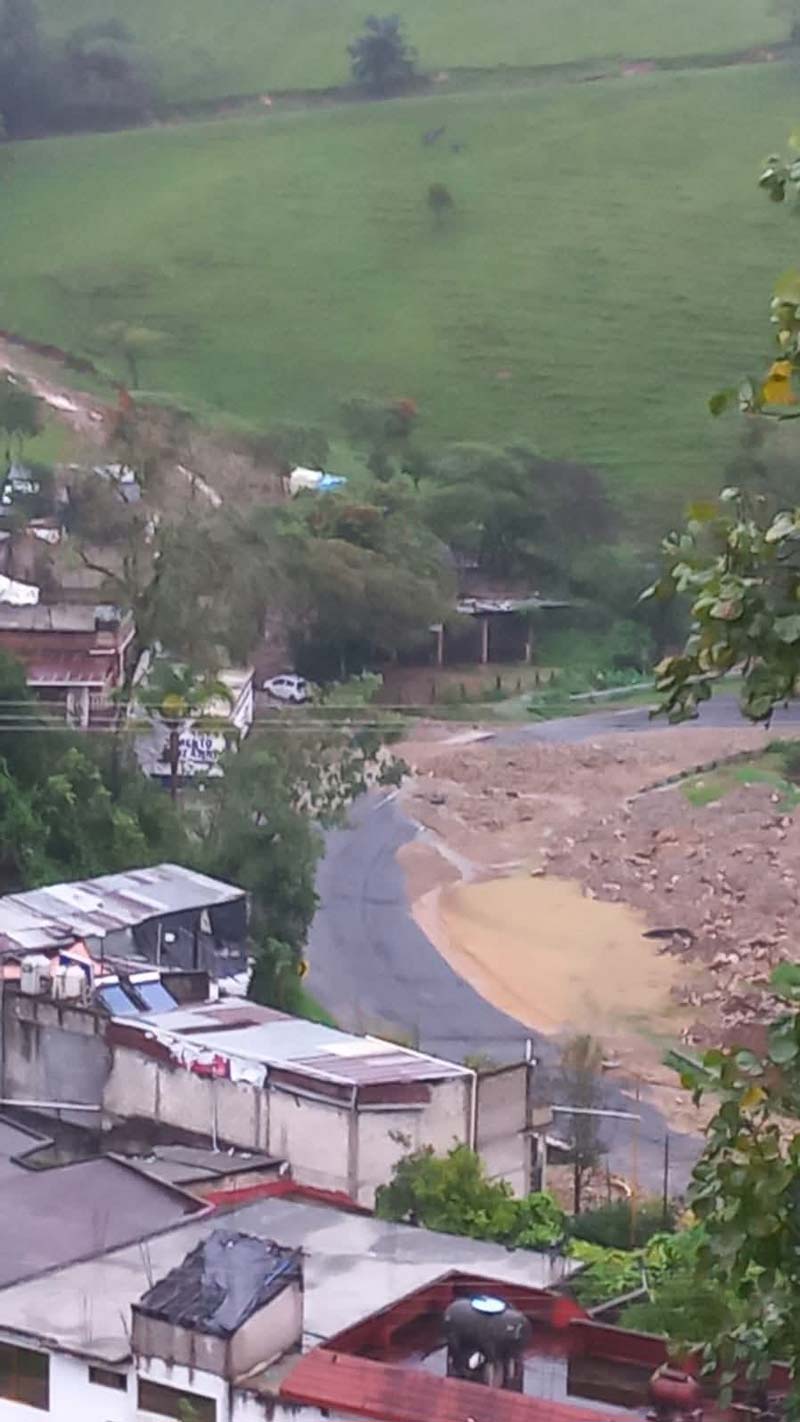 Deslaves y carreteras destruidas en al menos 10 municipios de la Sierra Norte