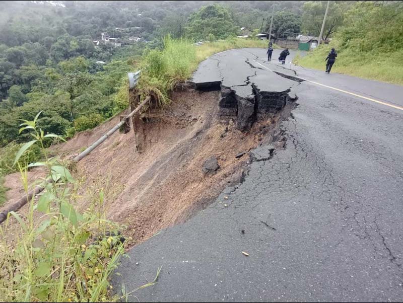 Deslaves y carreteras destruidas en al menos 10 municipios de la Sierra Norte