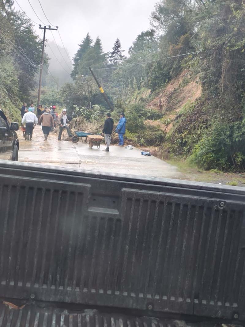 Deslaves y carreteras destruidas en al menos 10 municipios de la Sierra Norte