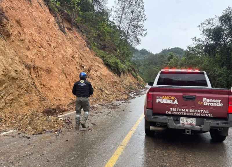 Personal de Protección Civil y Seguridad Pública retiró deslaves en la carretera Interserrana, en Tepango de Rodríguez, tras las lluvias.
