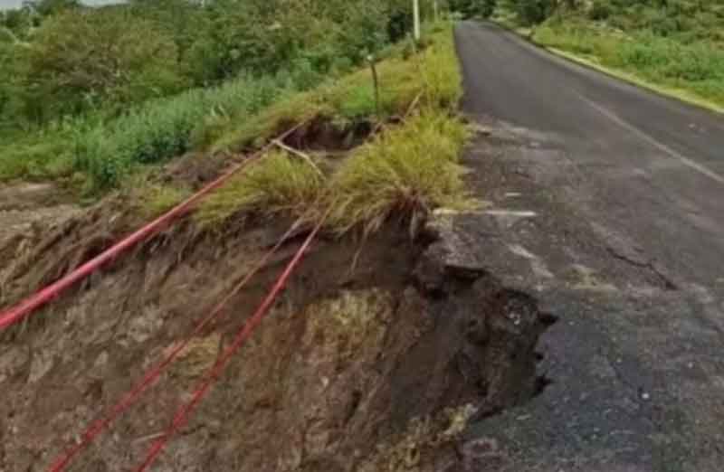 Protección Civil acordonó un socavón en la carretera Tlancualpican–Huehuetlán el Chico, en Chiautla de Tapia, para prevenir accidentes.
