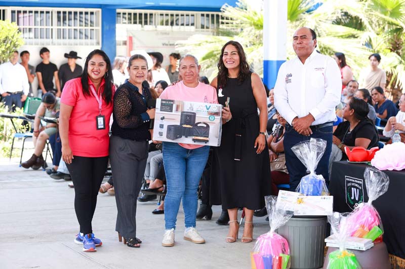 Lupita Cuautle reconoce a madres sanandreseñas con entrega de obsequios en escuelas