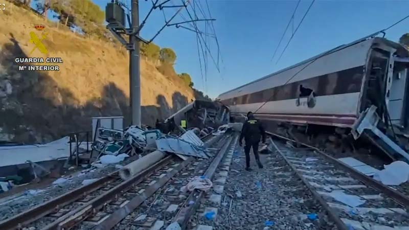 Choque de trenes de alta velocidad en España deja al menos 39 muertos