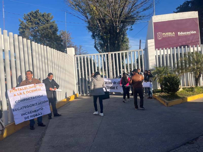 Docentes bloquean la SEP y la recta a Cholula, exigen plazas y "tiempos completos"