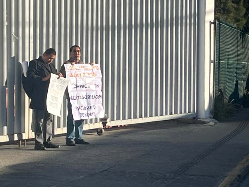 Docentes bloquean la SEP y la recta a Cholula, exigen plazas y "tiempos completos"