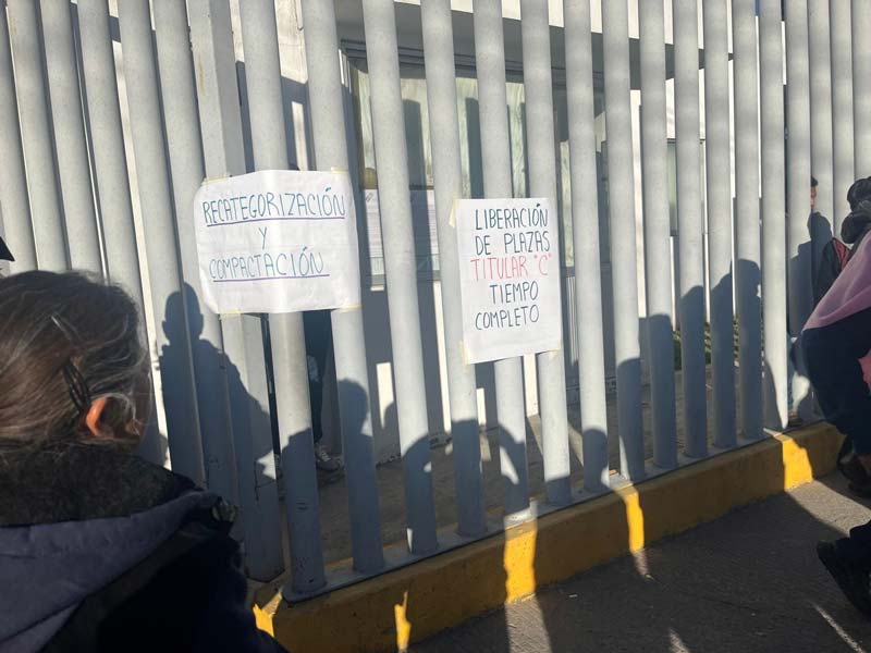 Docentes bloquean la SEP y la recta a Cholula, exigen plazas y "tiempos completos"