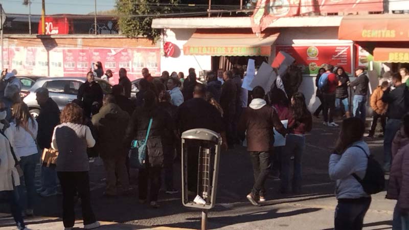 Docentes bloquean la SEP y la recta a Cholula, exigen plazas y "tiempos completos"