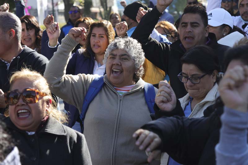 Docentes bloquean la SEP y la recta a Cholula, exigen plazas y "tiempos completos"