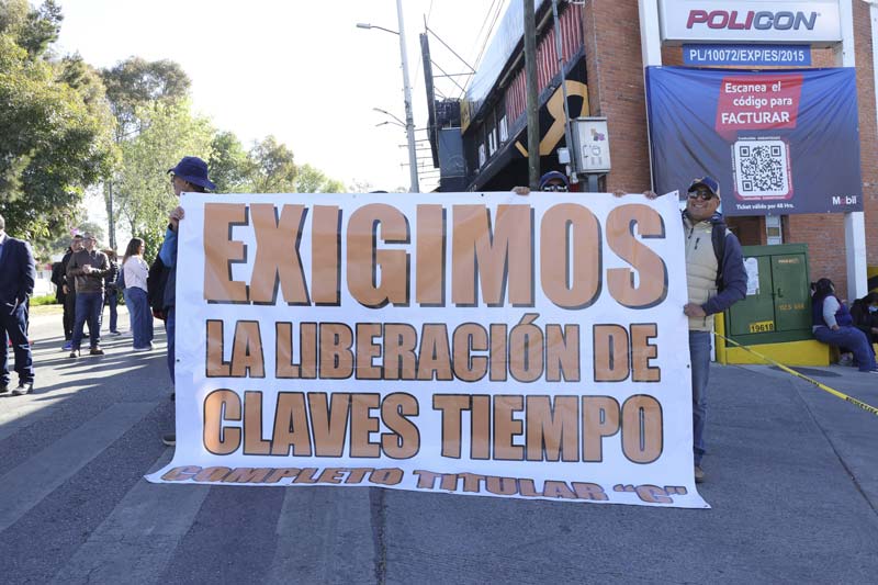 Docentes bloquean la SEP y la recta a Cholula, exigen plazas y "tiempos completos"