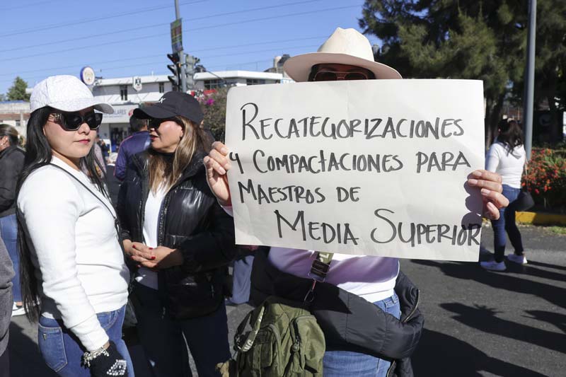 Docentes bloquean la SEP y la recta a Cholula, exigen plazas y "tiempos completos"