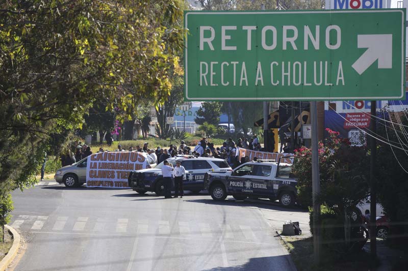 Docentes bloquean la SEP y la recta a Cholula, exigen plazas y "tiempos completos"