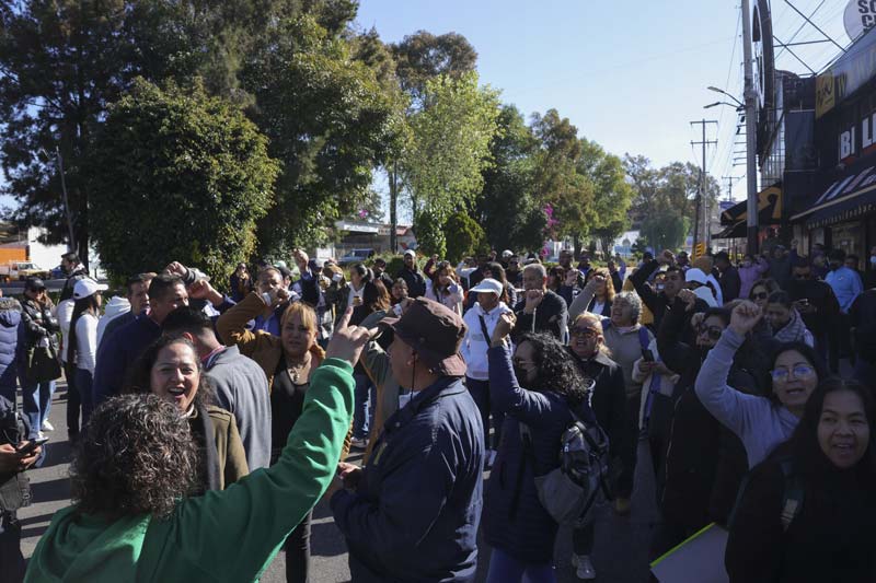 Docentes bloquean la SEP y la recta a Cholula, exigen plazas y "tiempos completos"