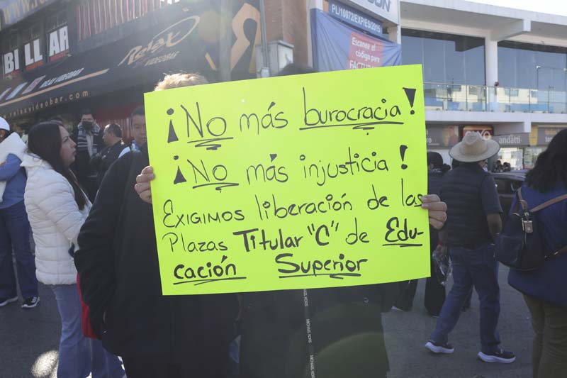 Docentes bloquean la SEP y la recta a Cholula, exigen plazas y "tiempos completos"