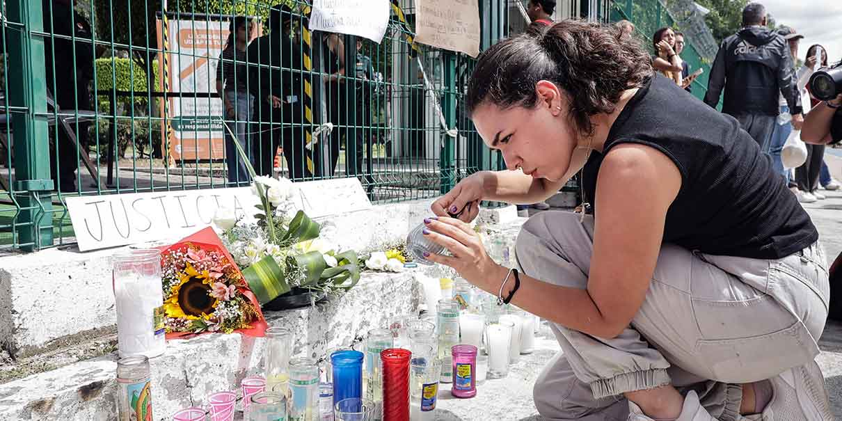 Alumnos colocaron velas y flores frente a la universidad