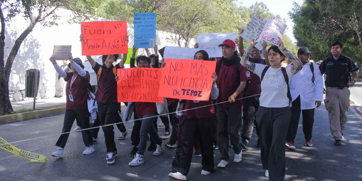 Segunda marcha de universitarios de Medicina BUAP; se dirigen a CU