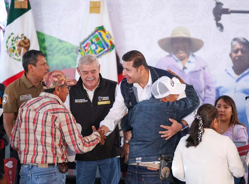 Armenta fortalece el campo en Cuautinchán con fertilizantes, maquinaria y obras comunitarias