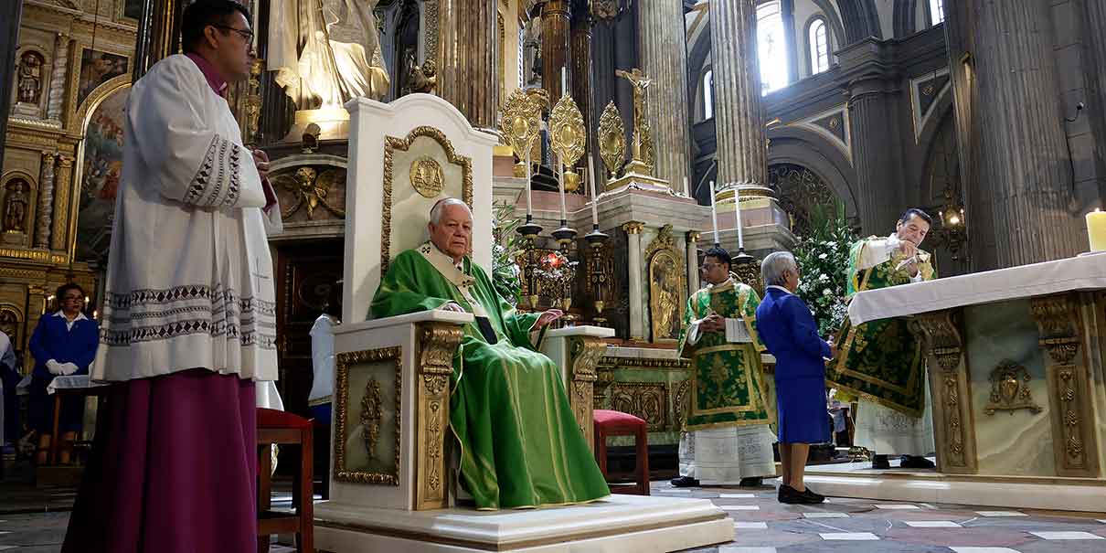 Arzobispo de Puebla advierte que la inteligencia artificial no puede sustituir los signos reales de la fe y la liturgia.