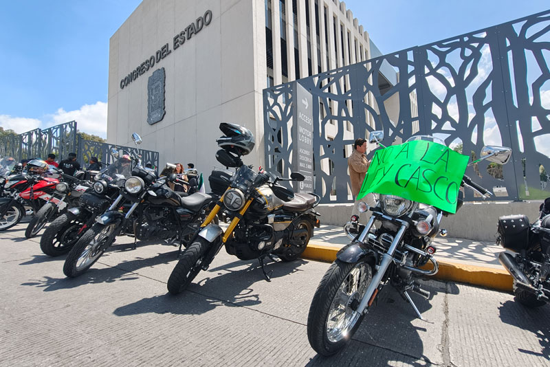 Motociclistas se manifestaron frente al Congreso de Puebla contra el distintivo electrónico con código QR y microchip.