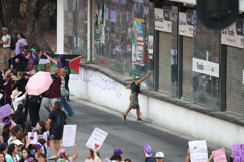 8M. Manifestantes dañaron instalaciones de Tesorería Municipal, RUTA y la Fiscalía