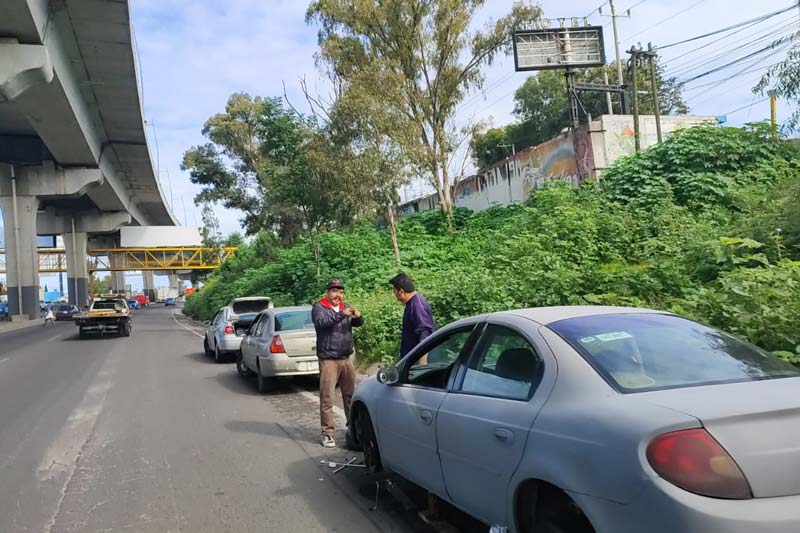 Bache provocó múltiples daños en autos en la autopista México–Puebla