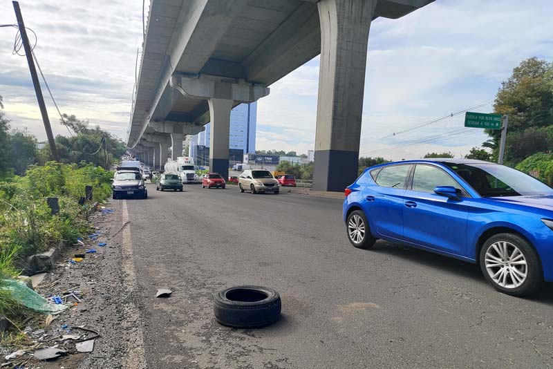 Bache provocó múltiples daños en autos en la autopista México–Puebla