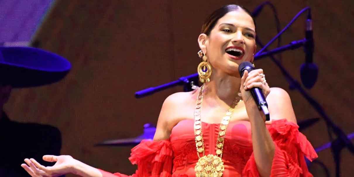 Natalia Jiménez honra a las madres con un emotivo concierto en el Teatro del Pueblo