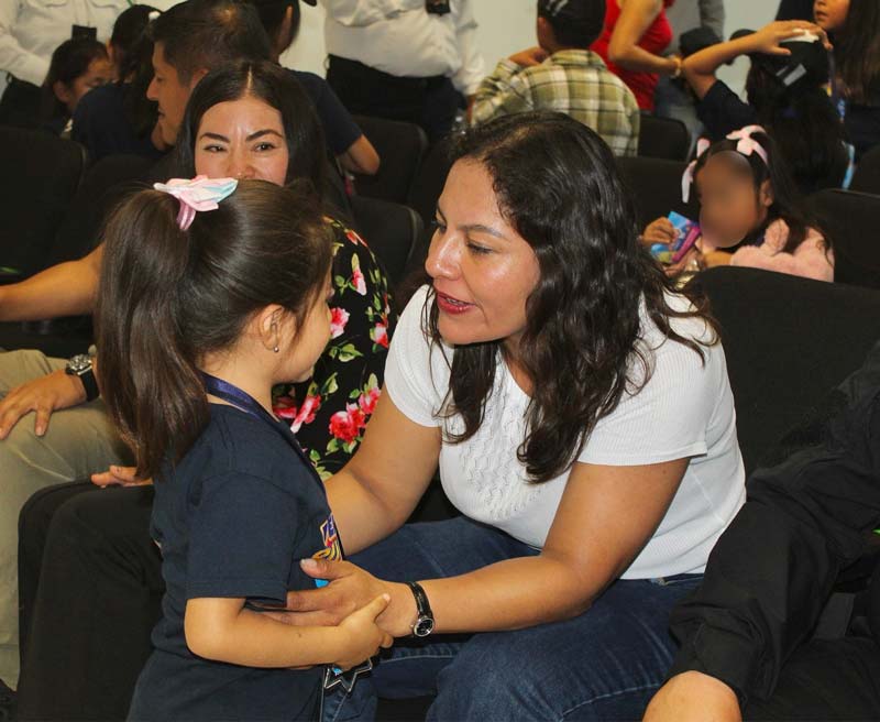 San Andrés Cholula, Pue. La presidenta municipal, Lupita Cuautle Torres, encabezó la clausura del curso “Verano con Rumbo 2025” de la Secretaría de Seguridad Pública y Protección Ciudadana (SSPPC), una iniciativa formativa y recreativa que forma parte de los esfuerzos de integración familiar, el civismo y la proximidad social.  En su mensaje, la alcaldesa agradeció a las madres y padres de familia por confiar en el Gobierno Municipal para la realización de estas actividades que promueven no solo el sano esparcimiento de niñas y niños, sino también valores fundamentales como el respeto, la solidaridad y la convivencia, generando entornos seguros y participativos que fortalecen el tejido social desde la niñez.  San Andrés Cholula impulsa valores y convivencia a través del curso “Verano con Rumbo 2025”   San Andrés Cholula impulsa valores y convivencia a través del curso “Verano con Rumbo 2025”    Actividades lúdicas y de prevención en el curso de verano  Al tomar la palabra, el titular de la SSPPC, Luis Flores Fierros, resaltó que este curso reunió a niñas y niños con actividades lúdicas, talleres de prevención, dinámicas deportivas y sesiones formativas. Entre ellas, la convivencia con la Policía Montada, la Unidad de Caninos K-9, recorridos por las instalaciones, al Centro de Emergencias, el Semáforo Mágico, un rally con diversas estaciones y pruebas, entre otras, guiados por personal capacitado y con el acompañamiento de las distintas áreas operativas de la dependencia.  Con iniciativas como “Verano con Rumbo 2025”, el Gobierno Municipal de San Andrés Cholula refrenda su compromiso con la promoción de valores y el desarrollo integral de las infancias, consolidando una política pública de seguridad con rostro humano y visión de futuro.  San Andrés Cholula impulsa valores y convivencia a través del curso “Verano con Rumbo 2025”San Andrés Cholula impulsa valores y convivencia a través del curso “Verano con Rumbo 2025”San Andrés Cholula impulsa valores y convivencia a través del curso “Verano con Rumbo 2025”    *BC