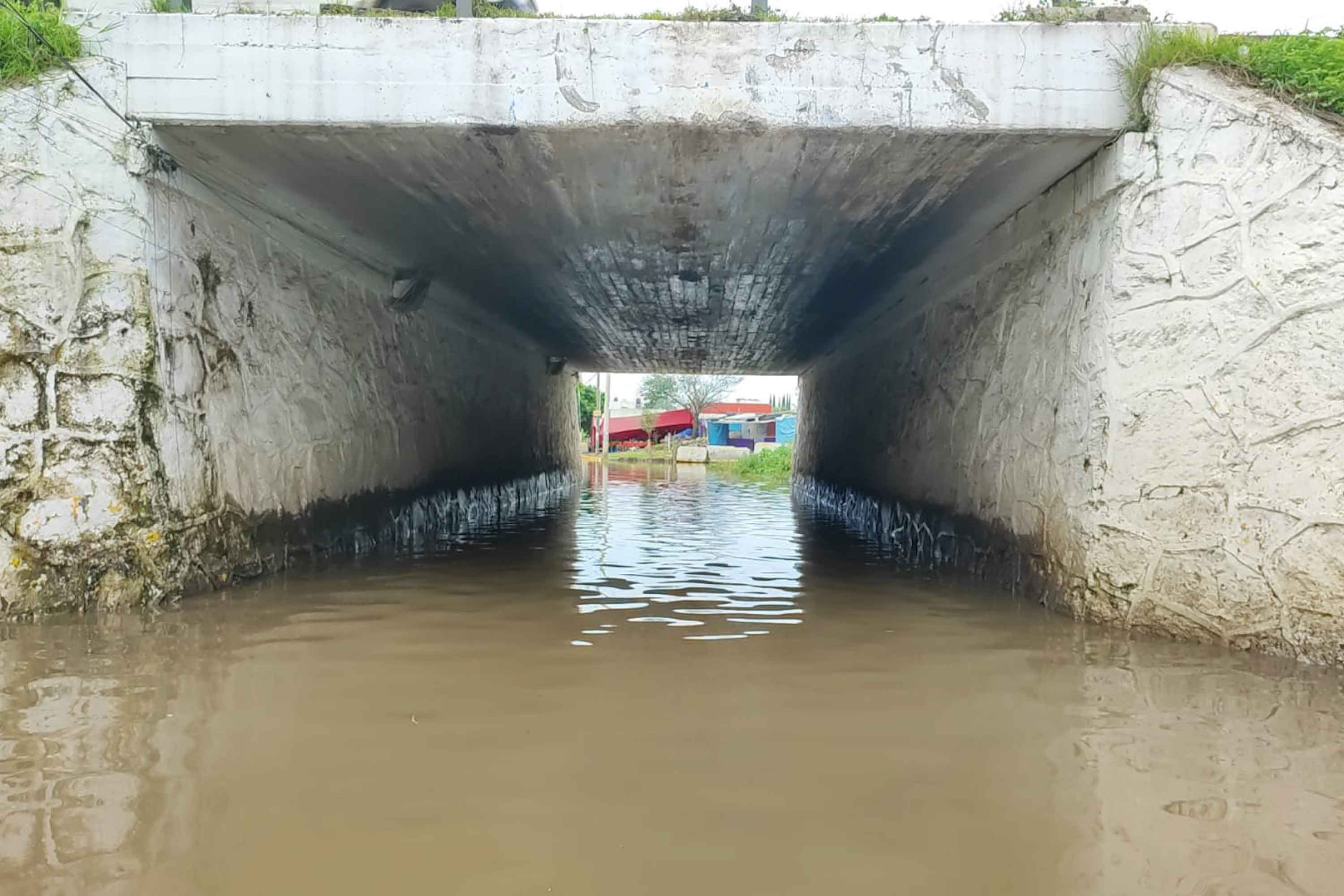 ¿Navegar o manejar? Persiste la inundación en puente Los Ángeles