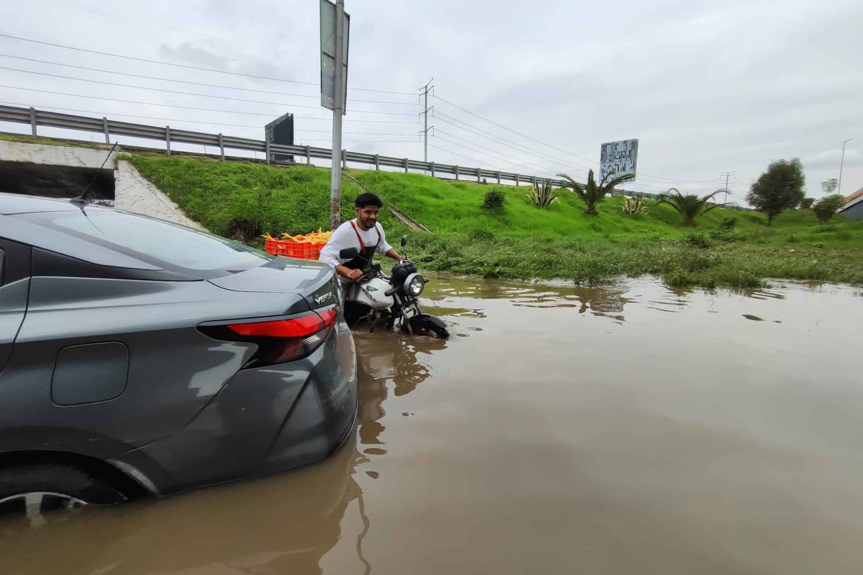 ¿Navegar o manejar? Persiste la inundación en puente Los Ángeles