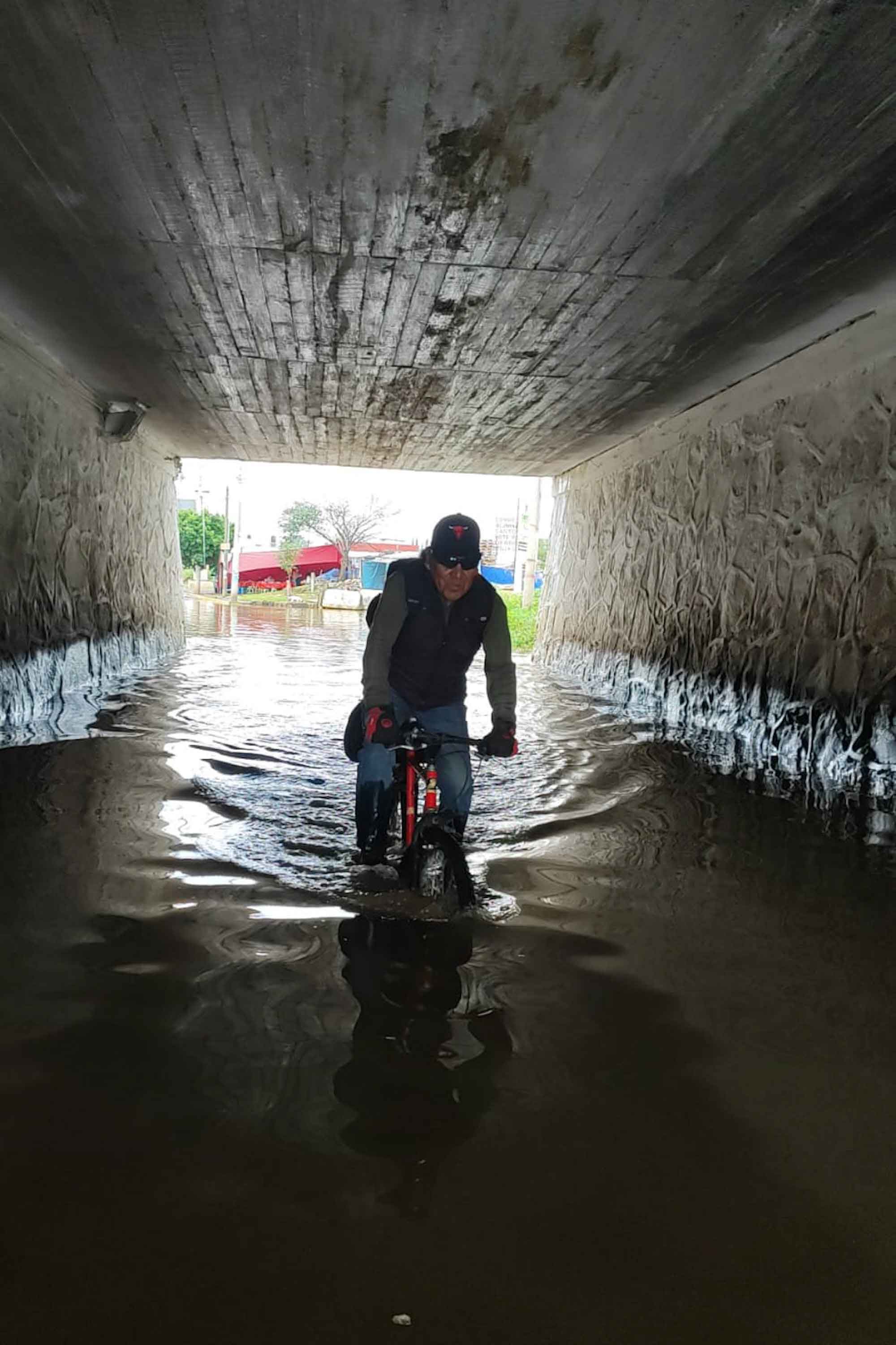 ¿Navegar o manejar? Persiste la inundación en puente Los Ángeles