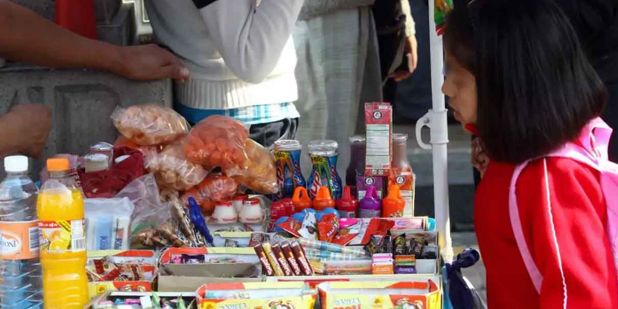 Retirarán a todo vendedor de comida chatarra afuera de escuelas en la capital