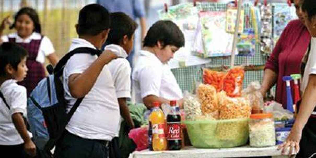 El Congreso poblano exterminará puestos de comida chatarra afuera de escuelas