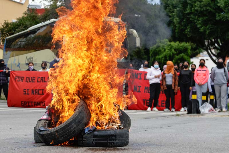 Normalistas de Teteles paralizan el tráfico en el bulevar 5 de Mayo